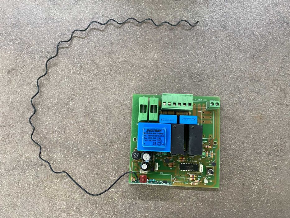 Блок за управление на ролетки и бариери