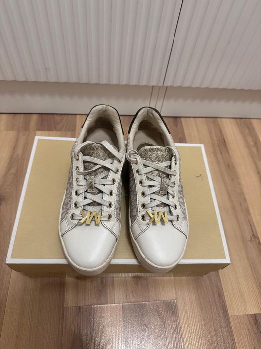 Продам кроссовки Michael Kors
