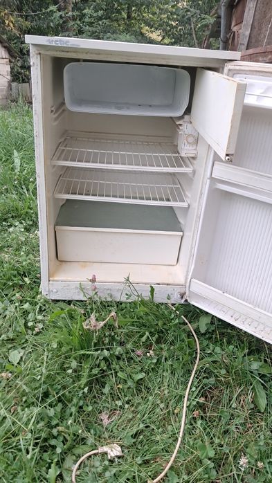 Vând frigider pentru detalii la numărul de telefon