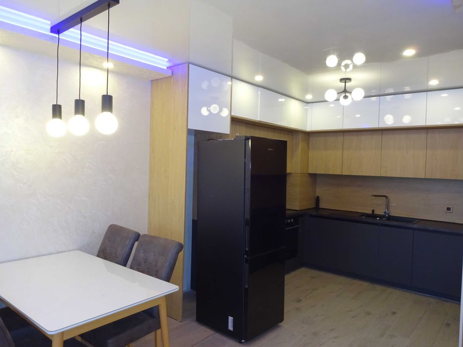 Дава се под наем Тристаен апартамент в Варна, Бриз - 94 кв.м за 850 € - Снимка #2