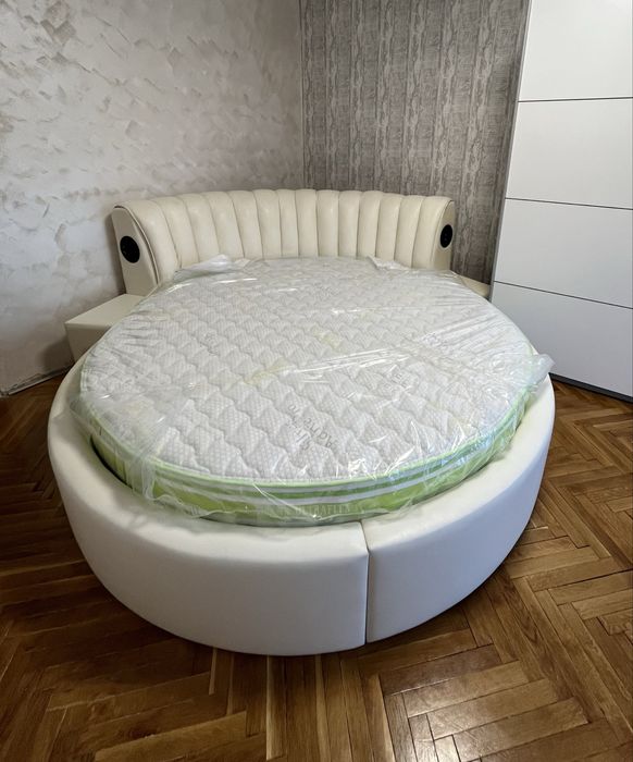 Кръгла спалня с вградени тонколони