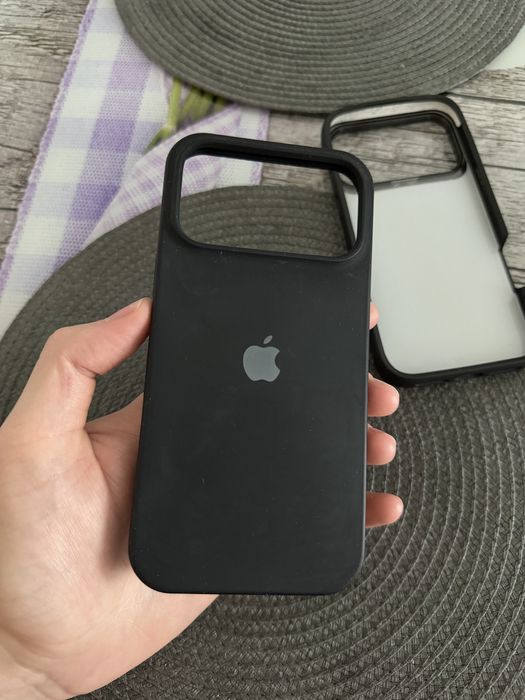 Vând 2 huse iphone 17 pro max