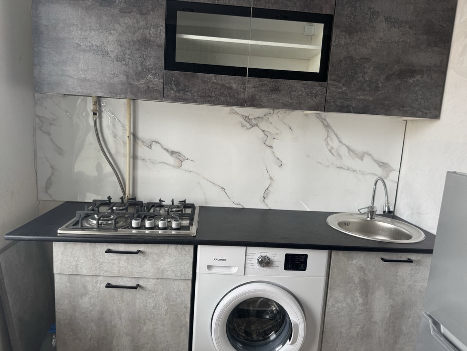 Продам кухонный гарнитур новую