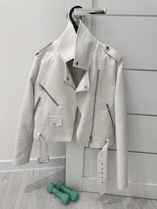 Продам белую куртку размер S