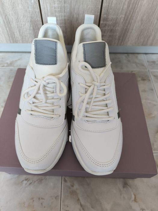 Бели спортни обувки