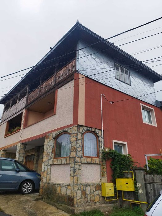 Casa de vanzare cu gradina, garaj si anexe