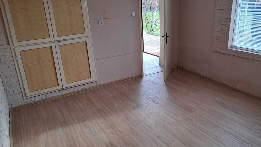 Къща с голям двор с.Ветрен