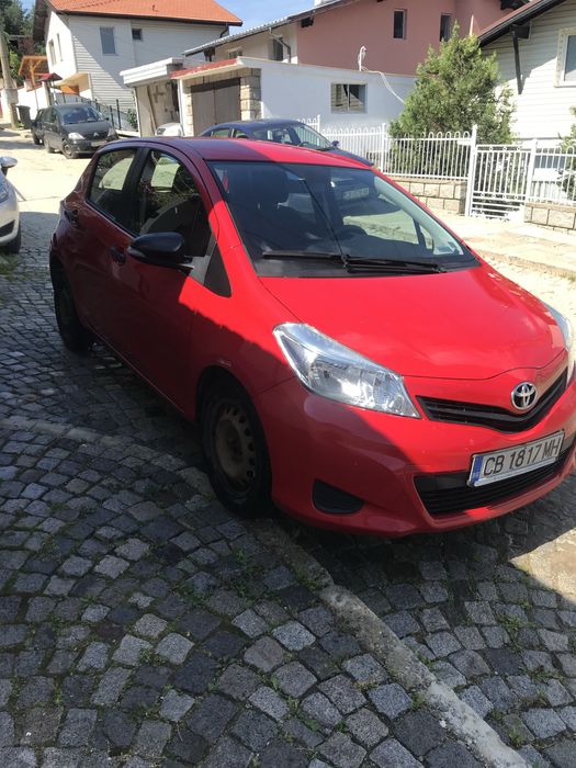 Продавам Тойота Ярис 1.3