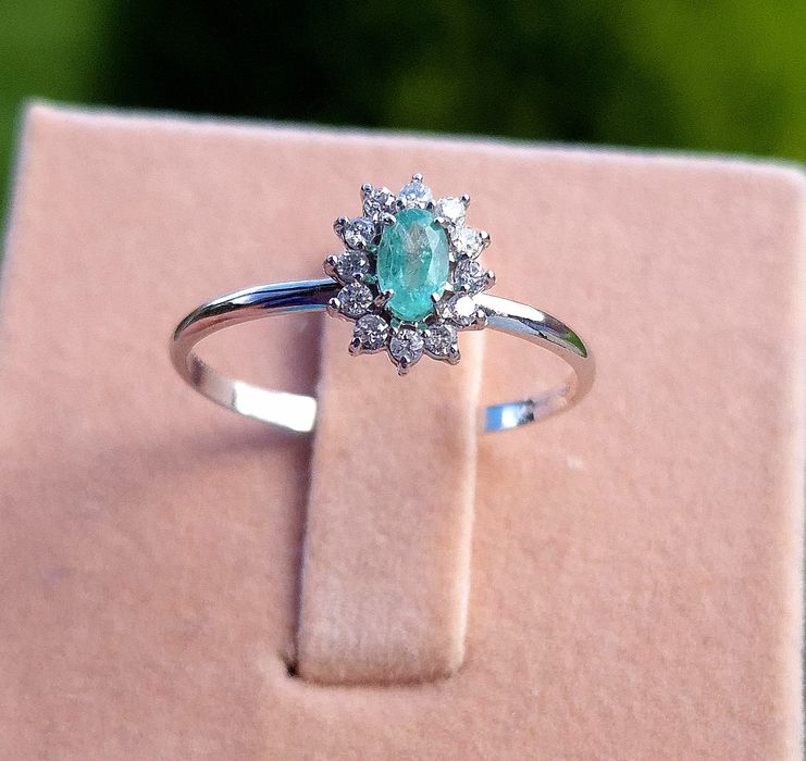 Inel din aur de 18k cu smarald și diamante naturale