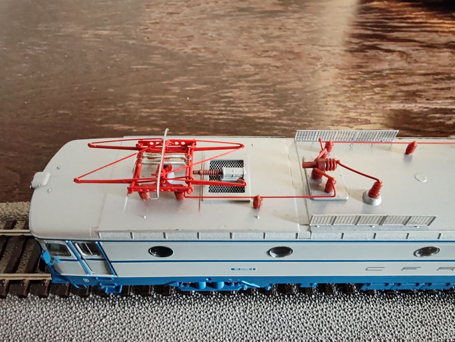 Locomotiva CFR EA 060 clasica cu pantografe simetrice.