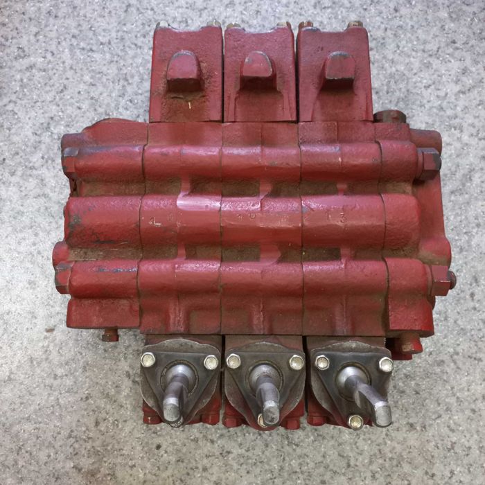 Гидрораспределитель левый для автогрейдера ДЗ-98