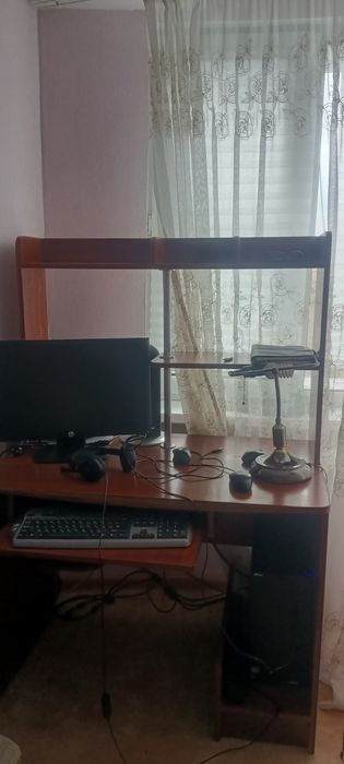 Продам компьютерный стол и диван