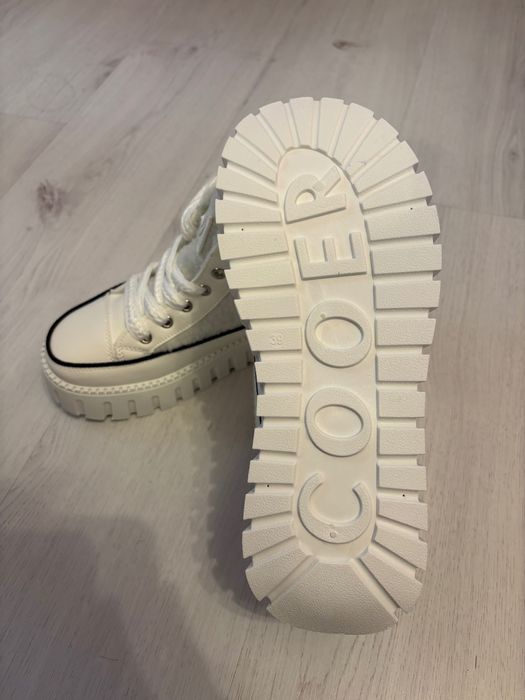 Топли, удобни бели боти