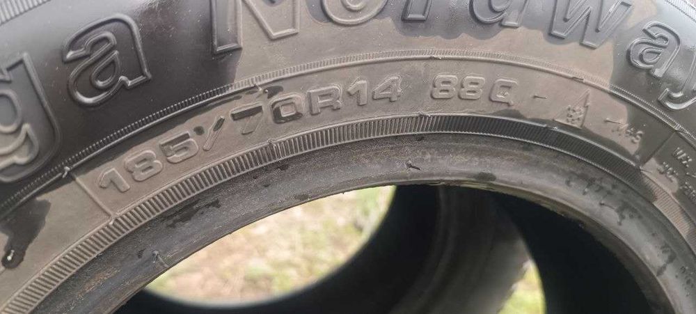 Продам две шипованные покрышки