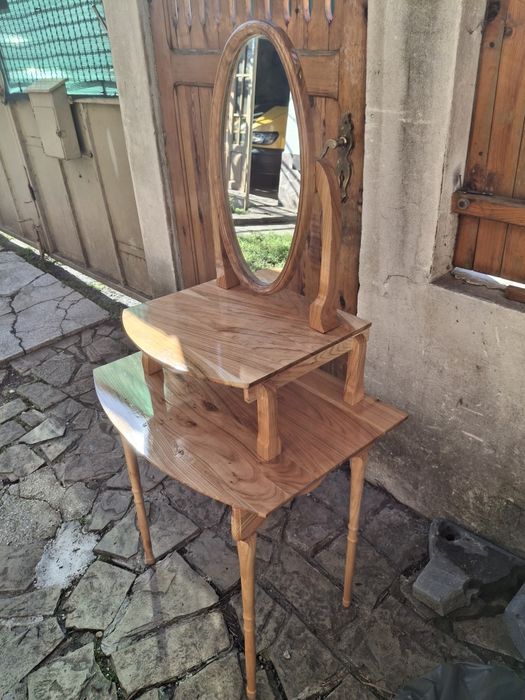 Продавам  масичка с огледало