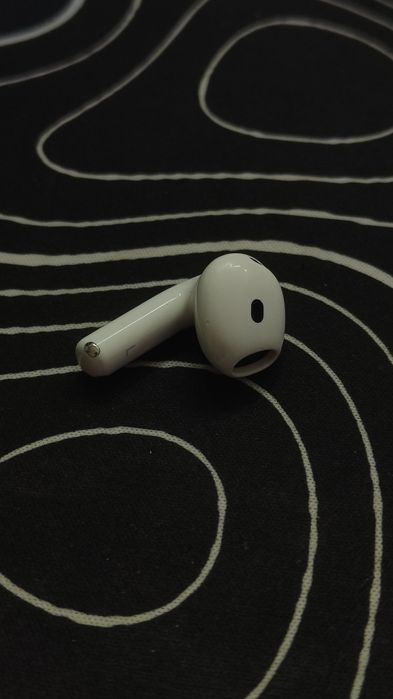 Продавам лява слушалка AirPods 4