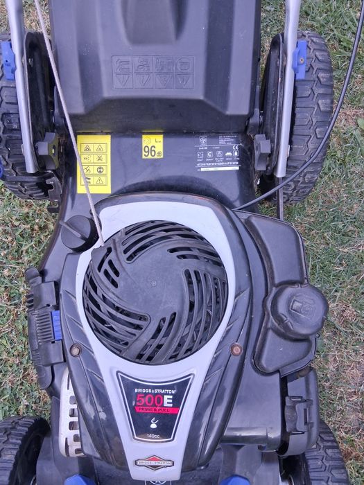 Vând mașină de tuns gazon pe benzină Lux Tools .