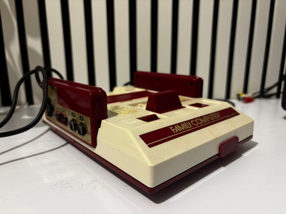Consolă Retro Nintendo Famicom (Japonia) + 2 Controllere + Casetă 450 in 1 + Alimentator EU