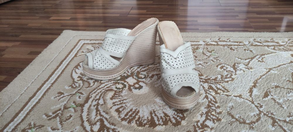 Продам Б/у женскую обувь