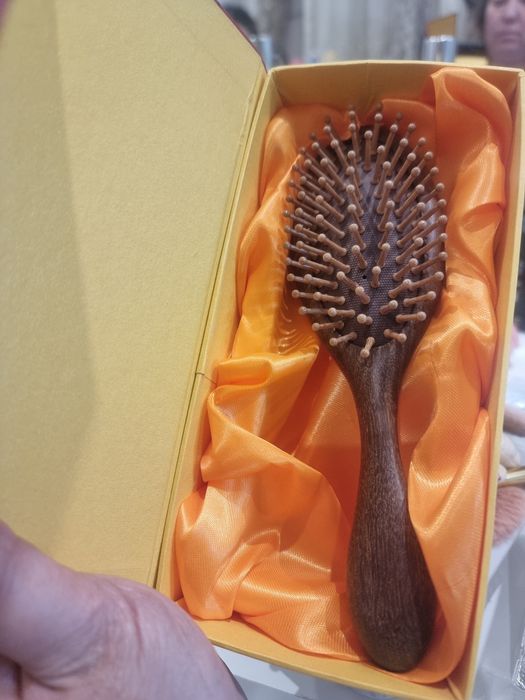Продаётся лечебная деревянная массажная расчёска в подарочной коробке.