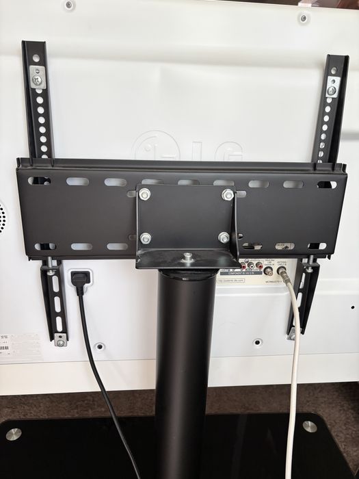 Стеклянная подставка под телевизор