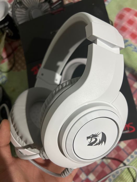 Naushnik quloqchin kompyuter va telefon uchun