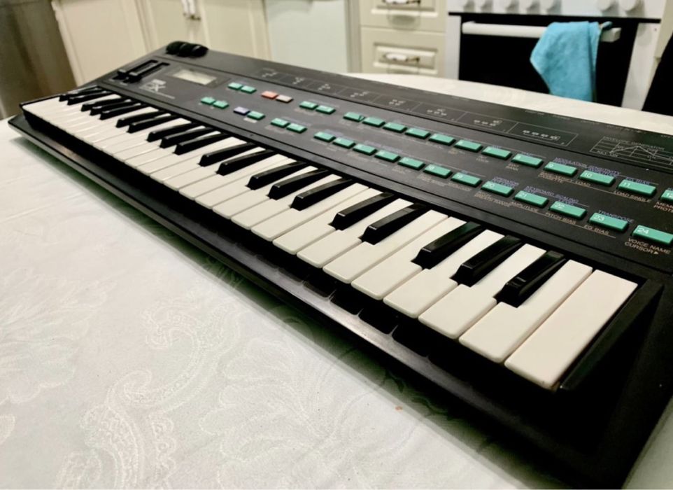 Профессиональный синтезатор Yamaha DX7 семейства, модель DX100