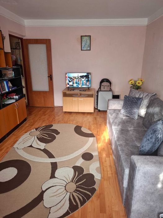 APARTAMENT 2 CAMERE DE VÂNZARE – 49 MP  – ETAJ 3  Se vinde apartament cu 2 camere, decomandat, confort 1, cu suprafața de 49 mp, situat la etajul 3.