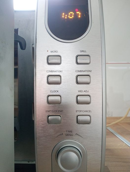 Vând cuptor cu microunde