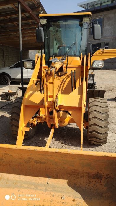 Погрузчик и экскаватор