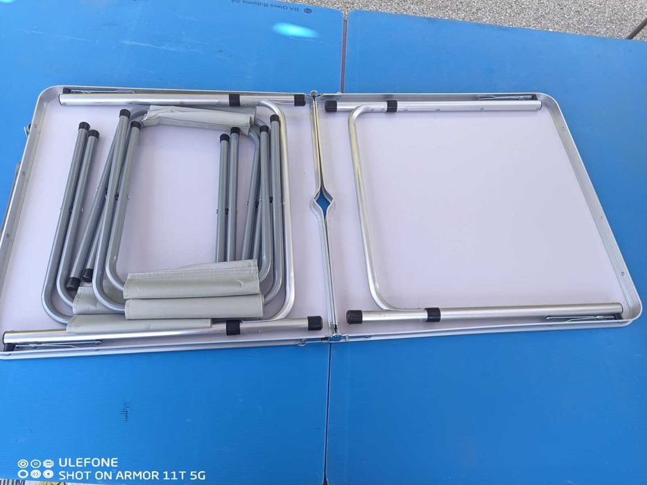 Сгъваема маса с четири стола