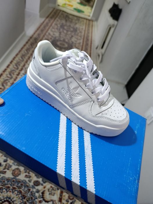 Кроссы белые Адидас