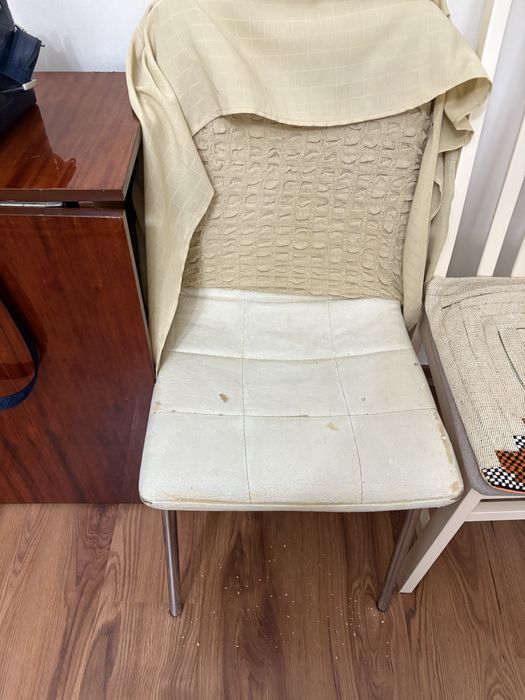 Продам 4 стула, вместе с чехлами