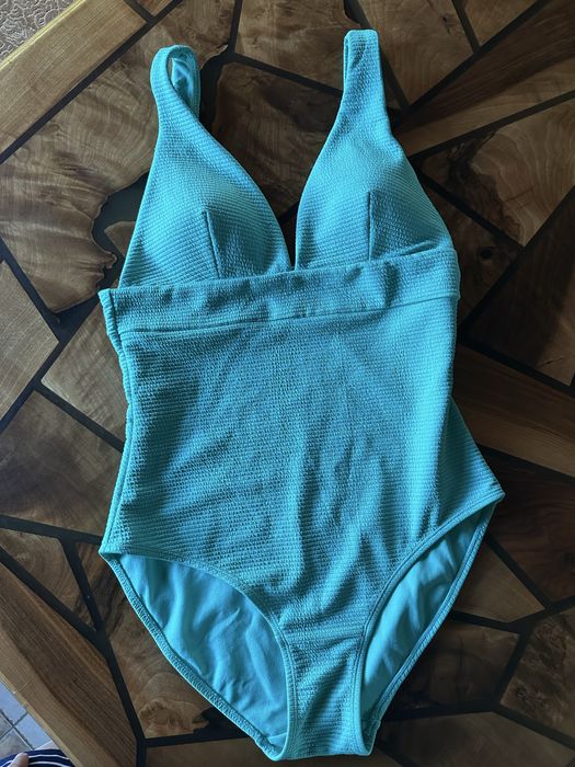 Цял бански костюм в цвят тюркоаз