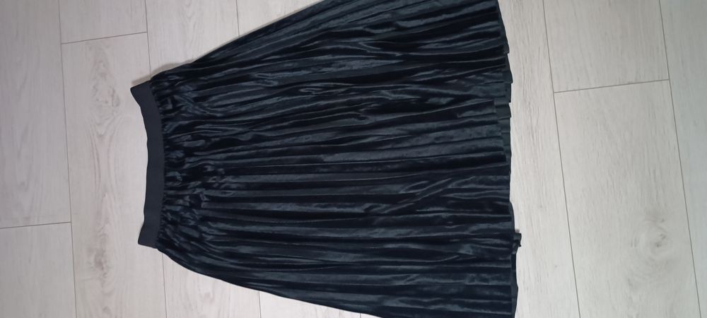 Vând fusta catifea ,de culoare neagra ,lungime medie
