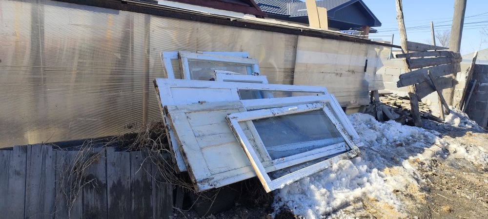 Двери, рамы деревянные б/у