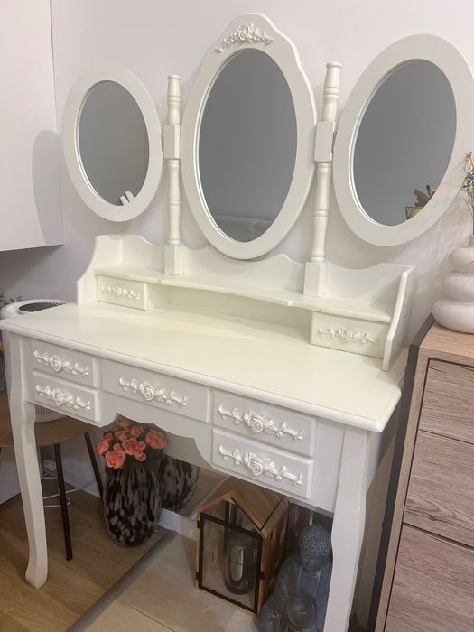 Vând măsuță make up