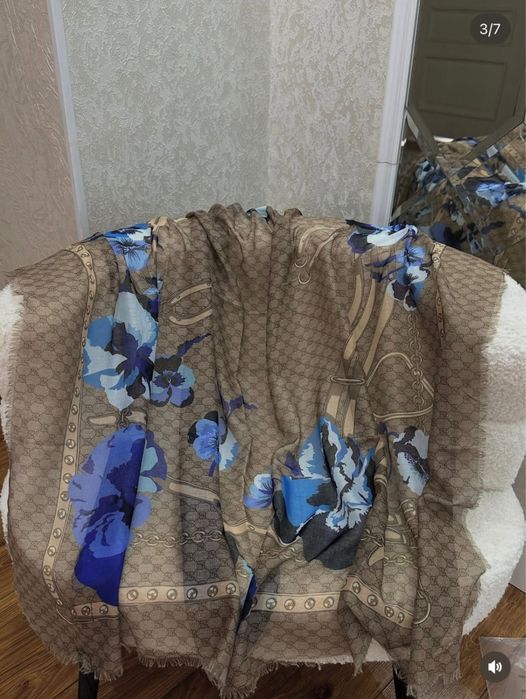 Платок гучи с синим цветком