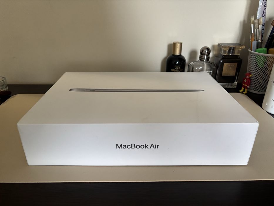 MacBook Air 13,3 inch, M1 чип + ПОДАРЪК два калъфа