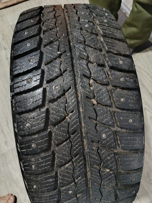 Продам комплект шин зимние с шипами