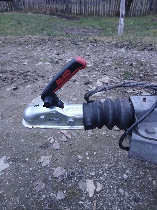 Remorca auto cu sistem de frânare