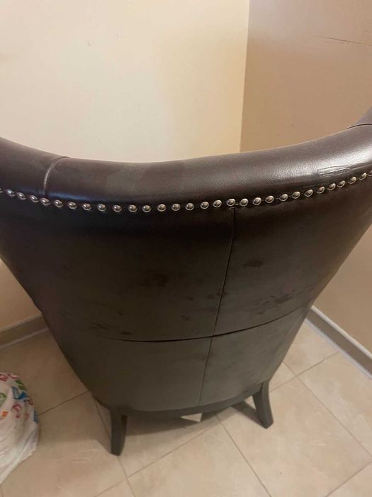 2 броя кожени столове