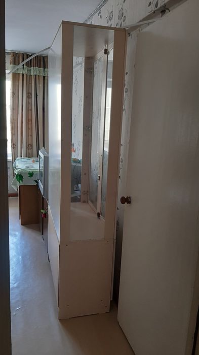 Продам. Шкаф витринный. Тумбы, телевизор.