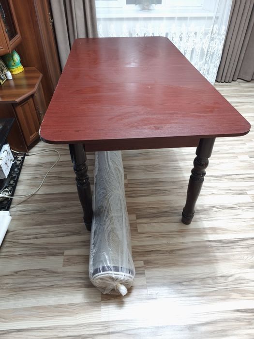 Стол обеденный бордовый