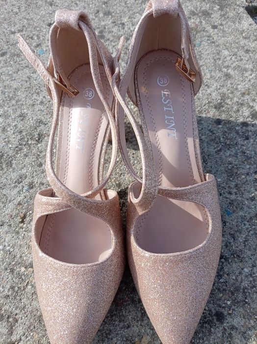 Vând pantofi de ocazie