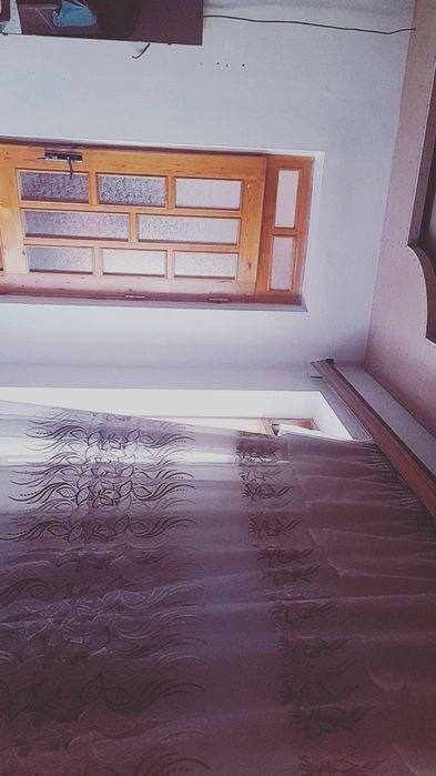 Yashash un kvartira uchastka bor