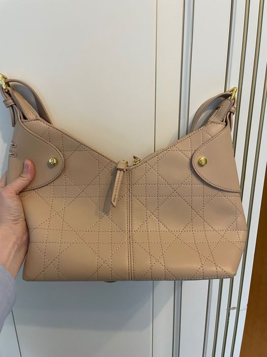 Стильная бежевая сумка