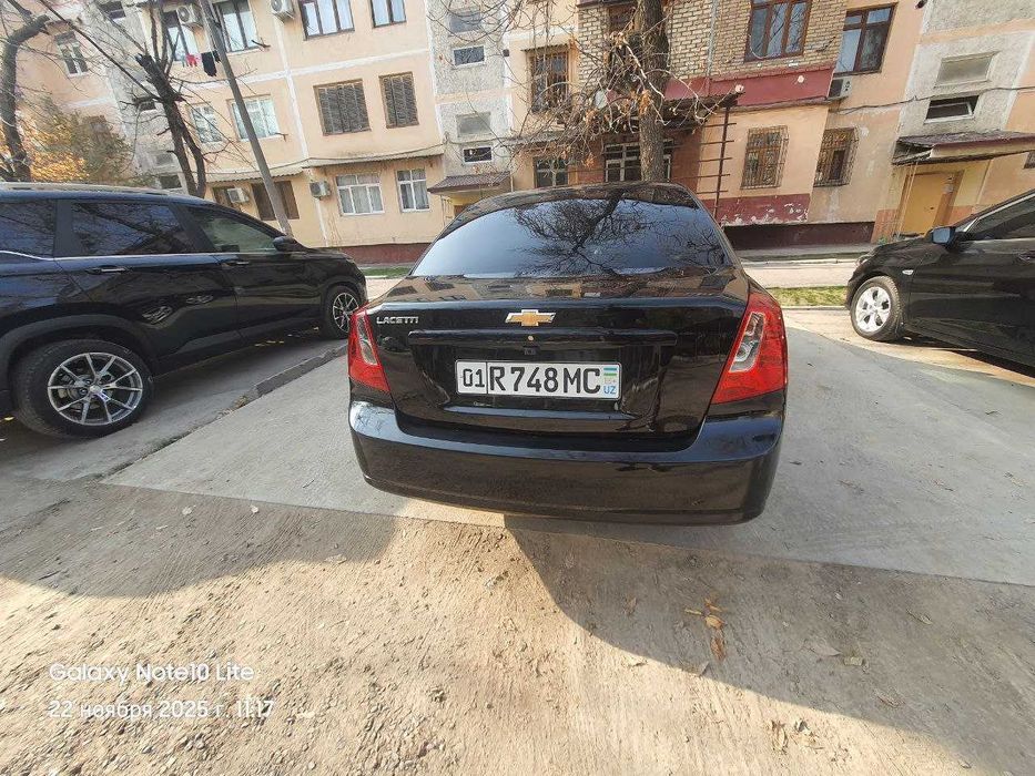 Qora Chevrolet Gentra sotiladi