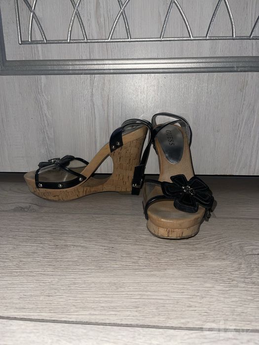Каблуки Guess.