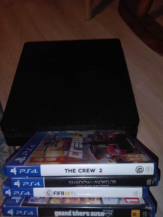 Vând PS4 slim cu 4 jocuri, fara manetă